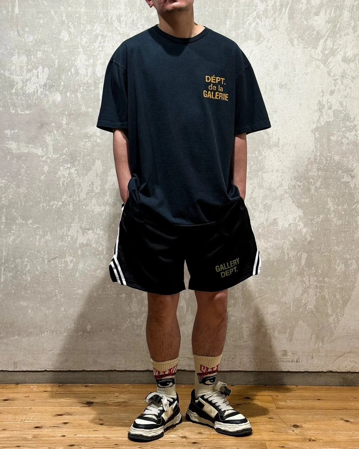GALLERY DEPT. VENICE COURT SHORTS English mesh shorts Logo webbing wide-leg basketball shorts Black and white S-XL Original molding Loose wide-leg version American boys' first choice Breathable mesh fabric Superimposed soft material inside Comfortable and easy to match Custom-woven original consistent webbing/main mark/component wash mark Details are enlarged to follow